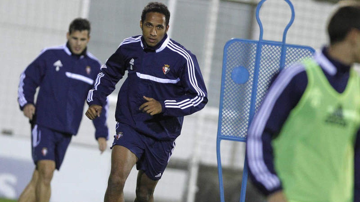 Onwu llegaría a la Deportiva como cedido, si el Atlético Osasuna le encuentra recambio.