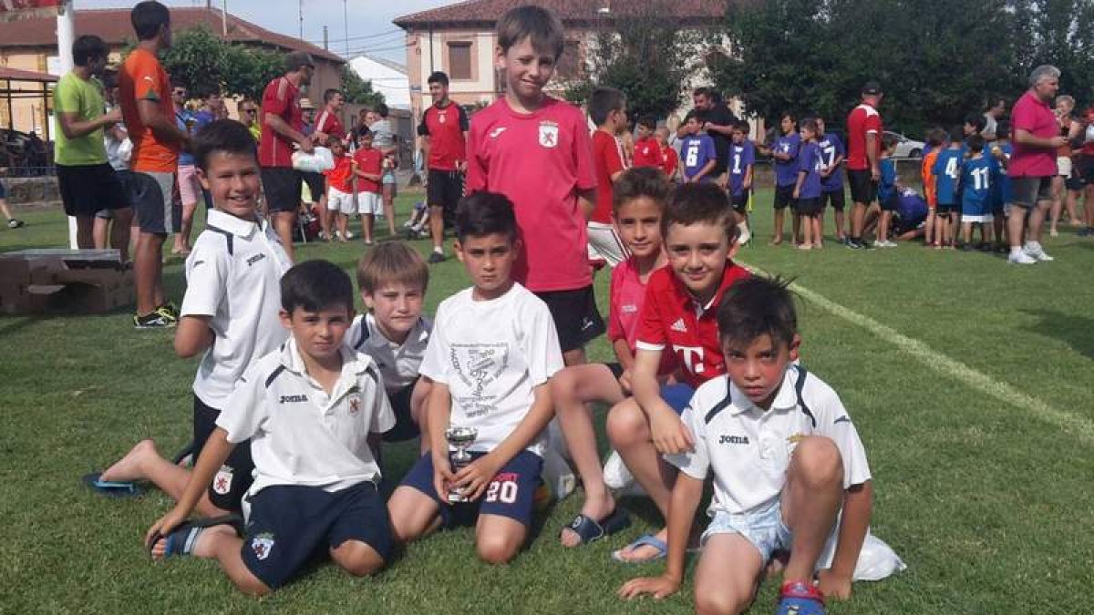 El juego de la Peña benjamín brilló con luz propia. DL