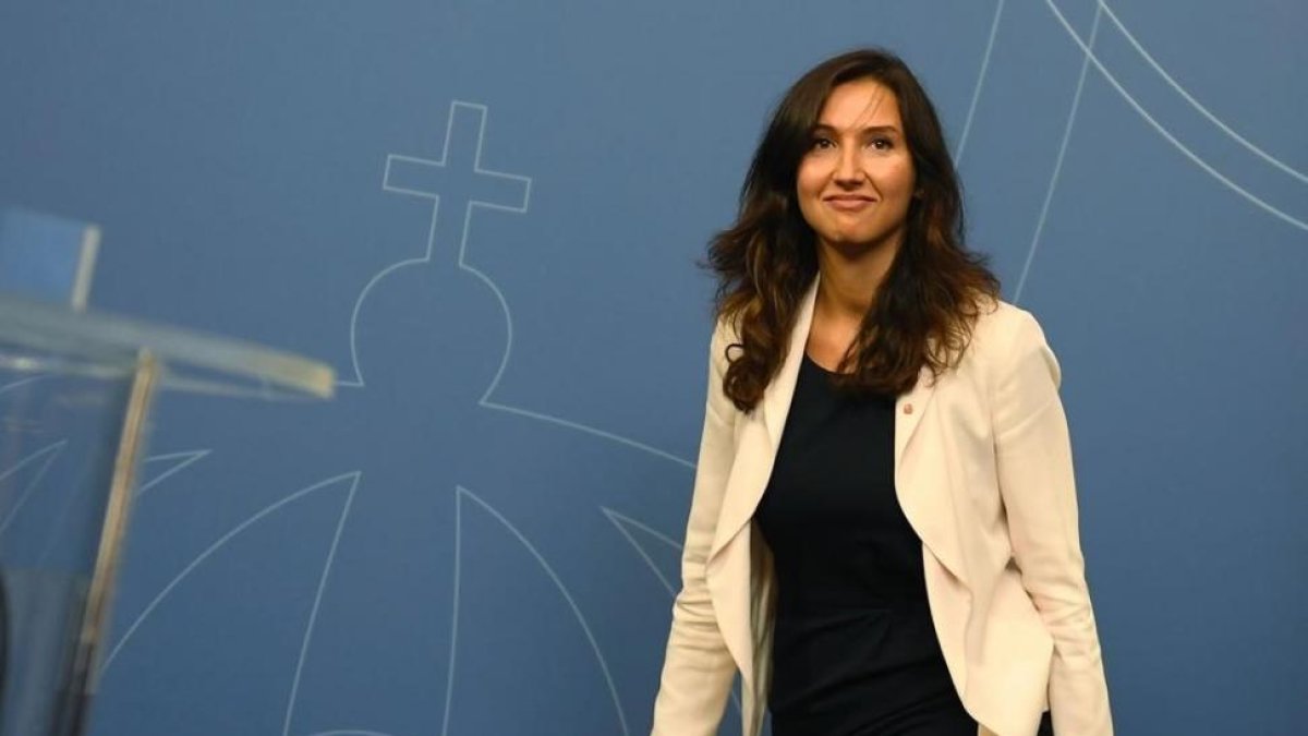 La ministra más joven de Suecia, Aida Hadzialic, dimite tras conducir bajo los efectos del alcohol.