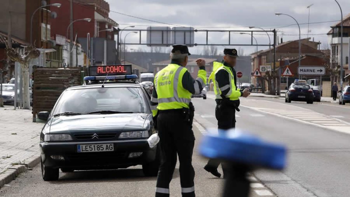 Agentes de la DGT en un control de velocidad y consumo de alcohol en el alfoz de León.