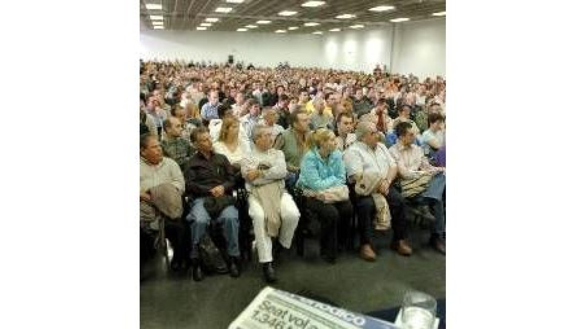 Cientos de trabajadores de Seat en la asamblea