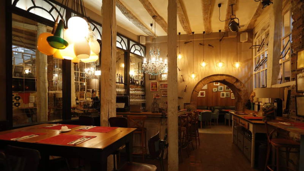 El Foodie Burger Gourmet & Gin Club se encuentra en la Plaza Mayor 19. Abre sus puertas los siete días de la semana de 12.00 a 16.00 y de 20.00 a 2.00 de la madrugada.