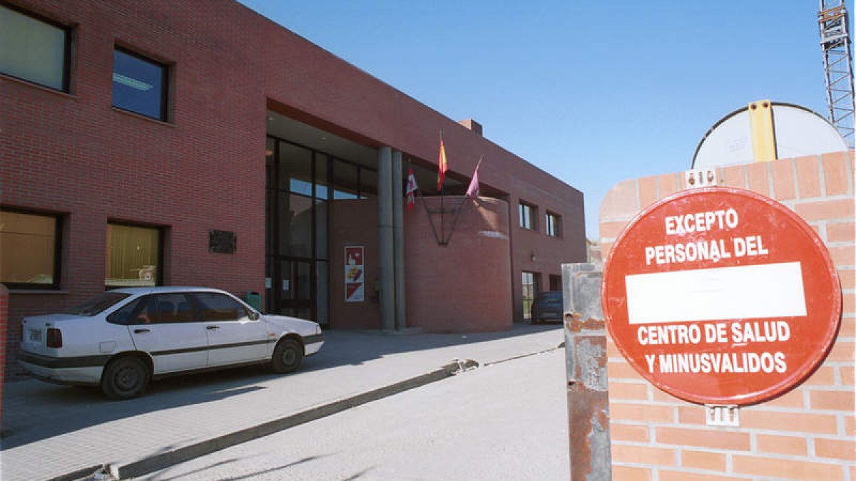Imagen de archivo del antiguo centro de salud de Bembibre. L. DE LA MATA