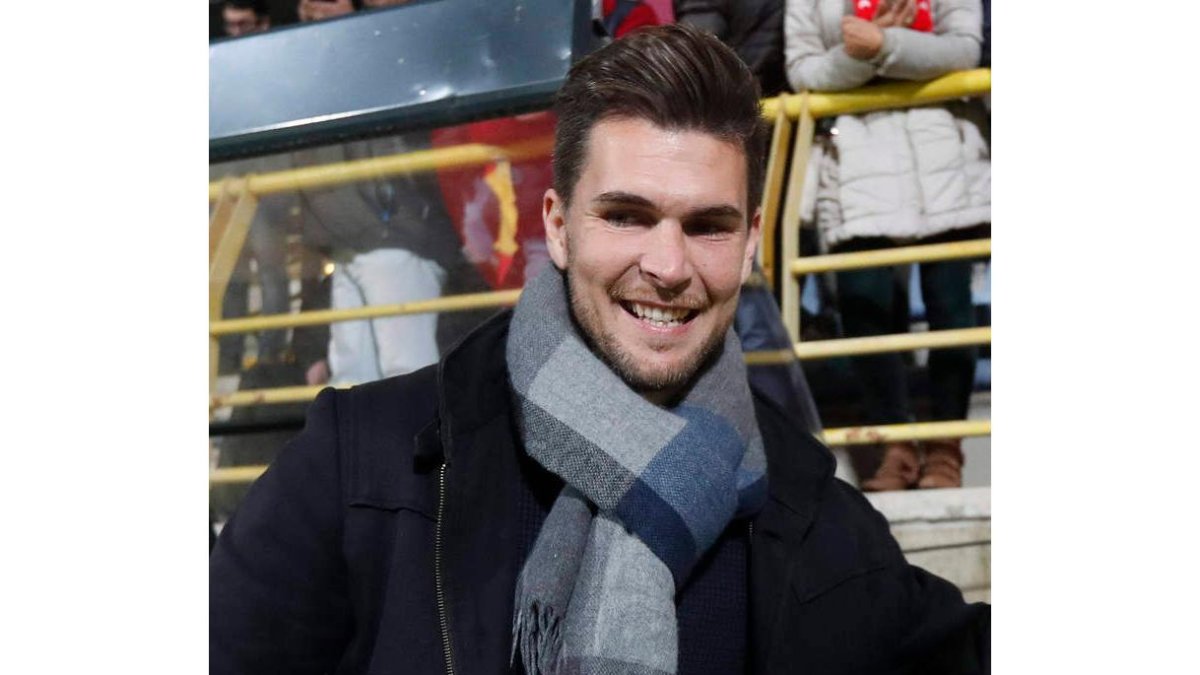 Víctor Cea no podía ocultar su cara de satisfacción por el juego realizado por la Cultural a pesar de la derrota. MARCIANO PÉREZ/JESÚS F. SALVADORES