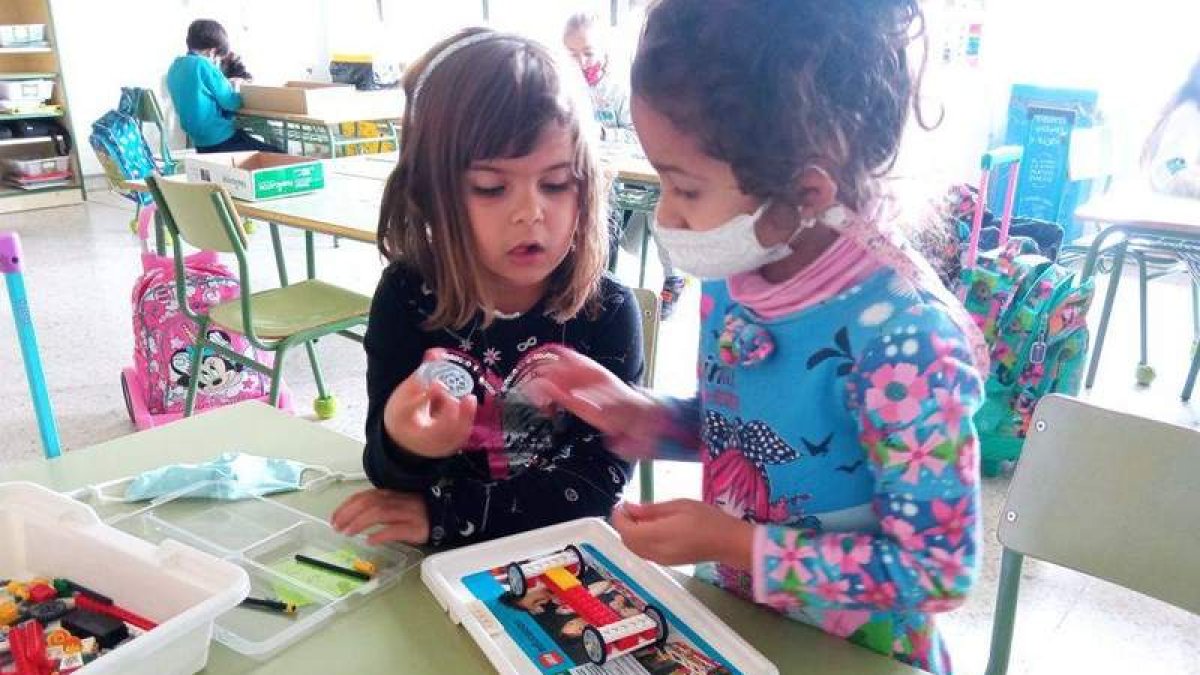 Dos alumnas del Colegio Rural Agrupado de Trobajo del Cerecedo, durante un taller. DL