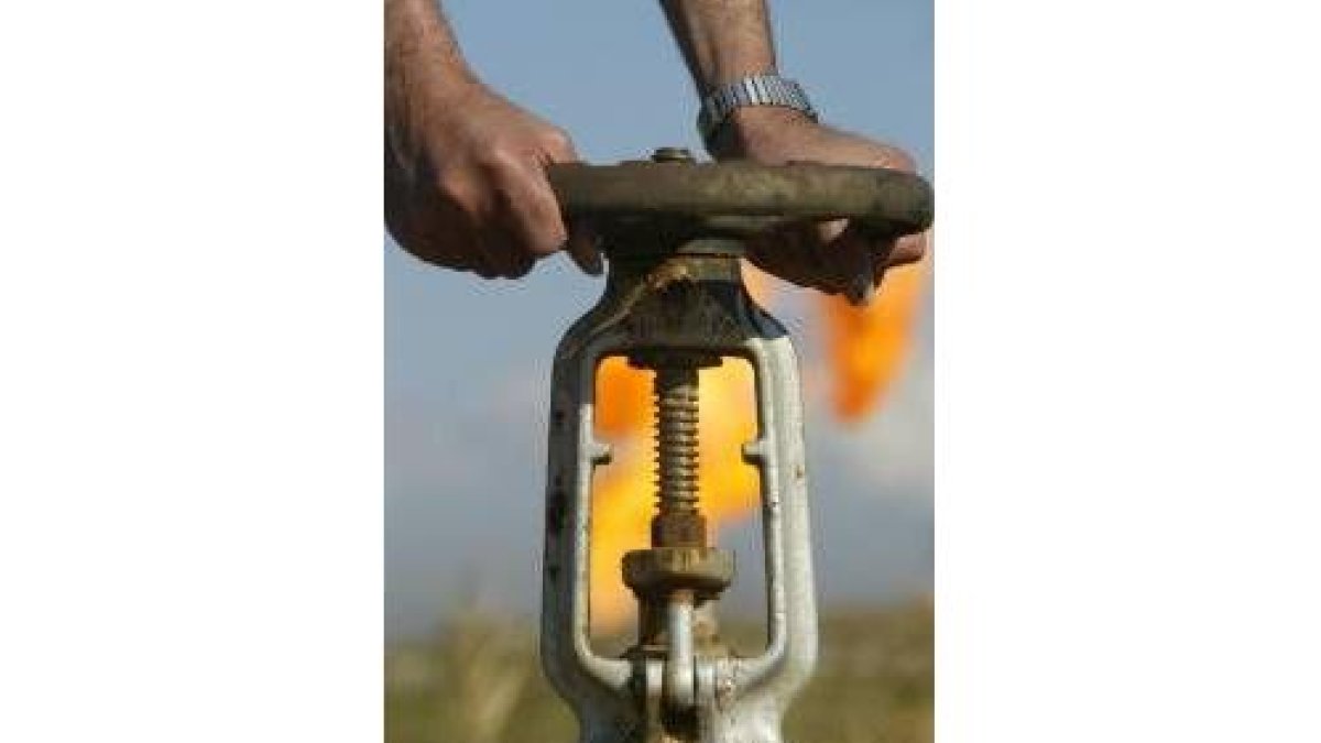 Un trabajador iraqui cierra una válvula en el campo de petróleo de Shirawa