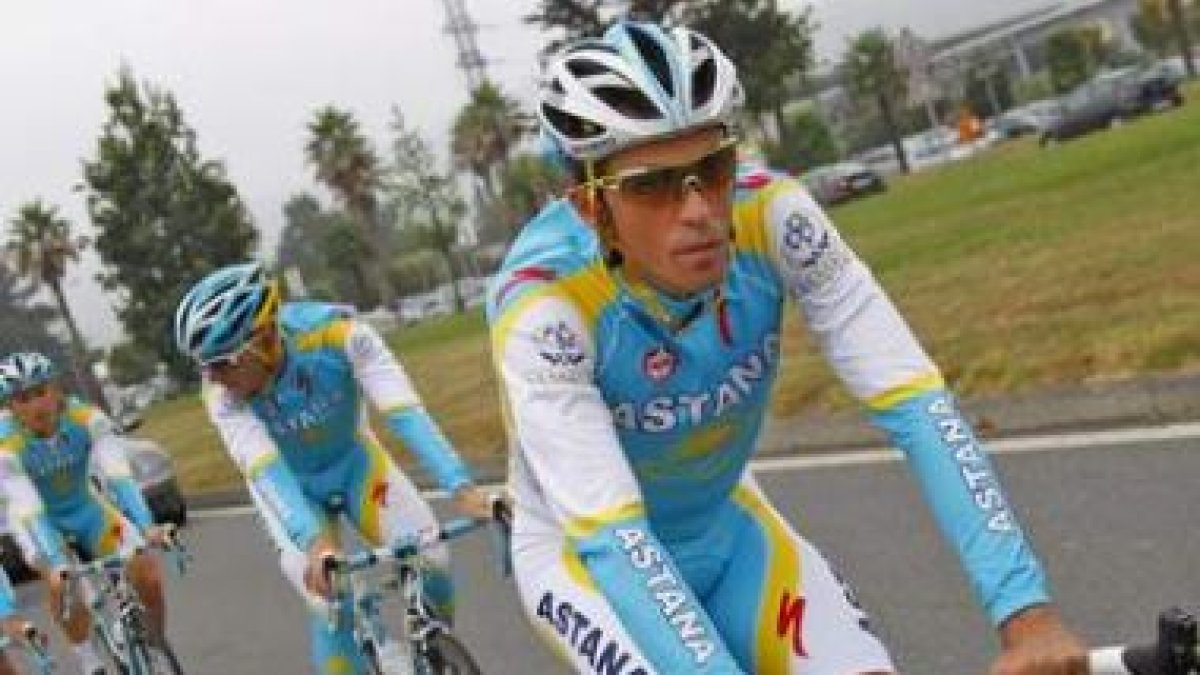 Contador, líder del Tour de Francia, y el resto de los miembros de Astana entrenando ayer.