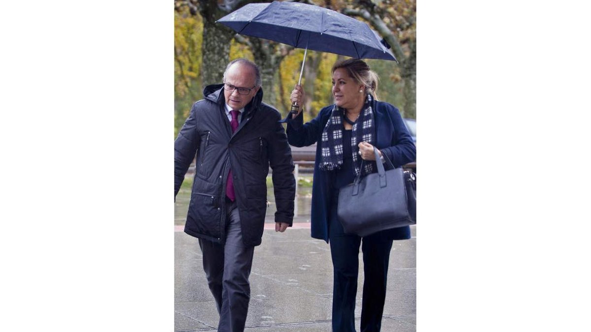 Valdeón, junto a su abogado, declara en el Tribunal Superior. OTERO