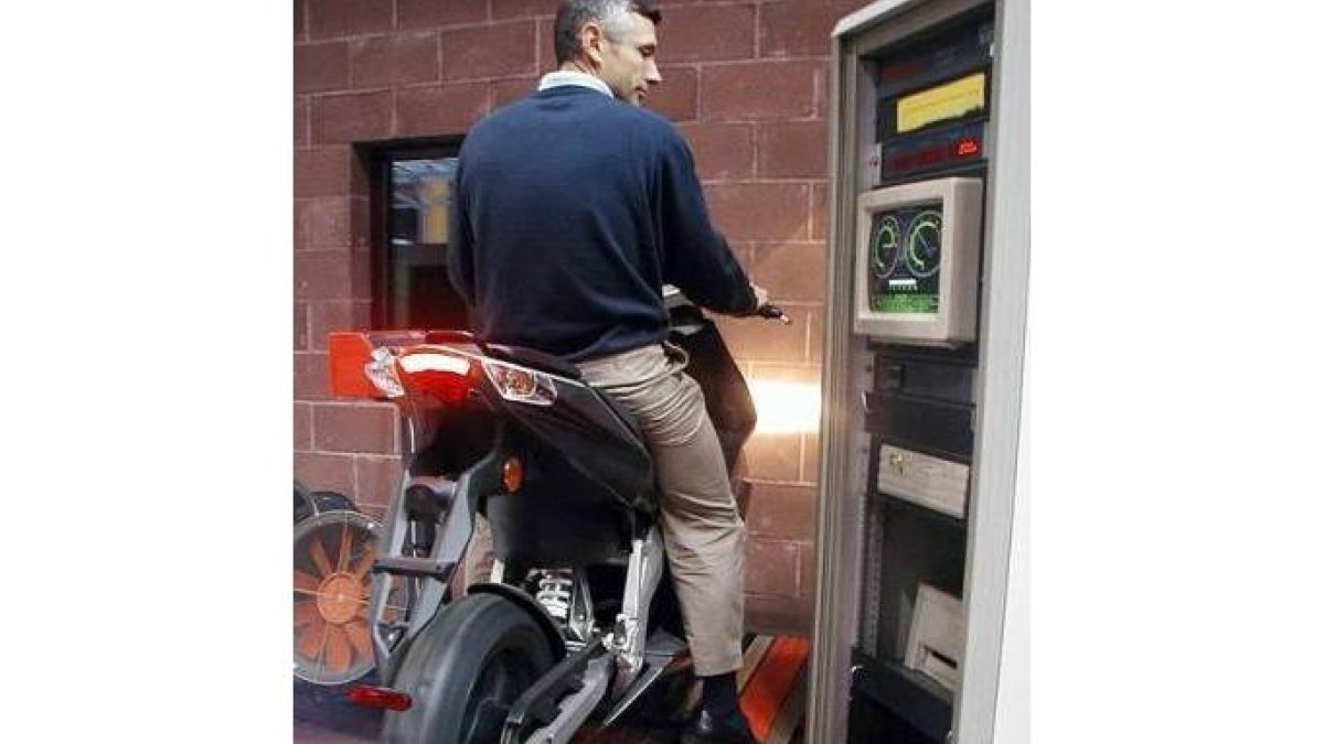 Una moto hace una de las pruebas de la ITV.