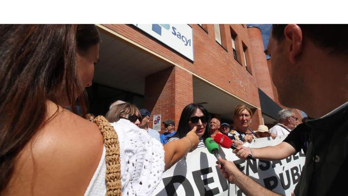 Un momento de la protesta, ayer viernes delante de las puertas del Hospital El Bierzo. ANA F. BARREDO