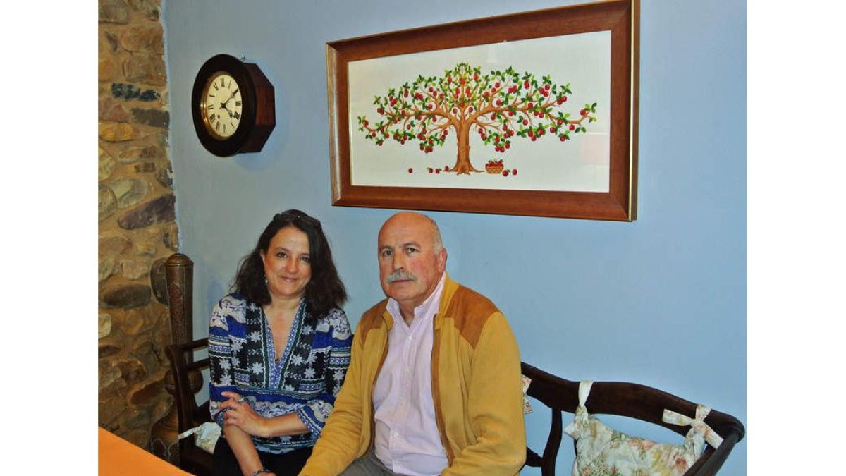 María del Mar y Javier en el comedor de Casacándana, en el Curueño.