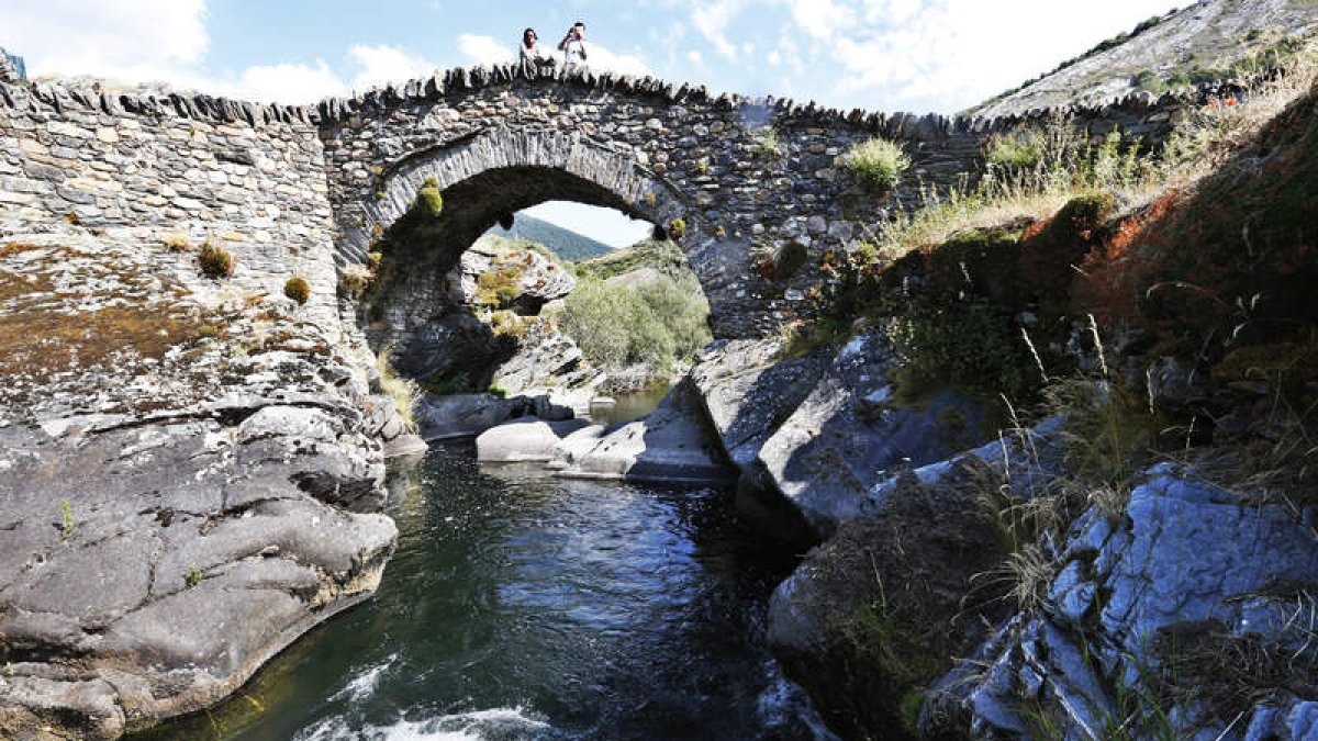 El puente de Cerulleda, más conocido como La Puente de Abajo, en femenino, de fábrica medieval sobre basamento romano cimentado directamente sobre la roca. Fue restaurado por el municipio y los vecinos en 2002. Abajo, el pavimento romano en uno de los tra