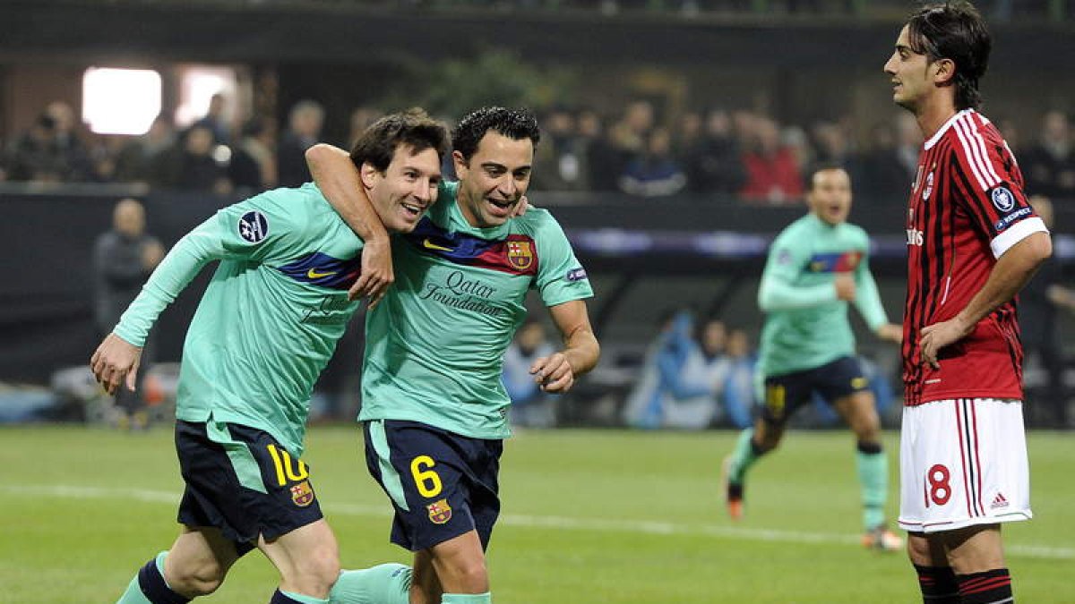Messi celebra su gol de penalti ante el Milan con su compañero Xavi Hernández.