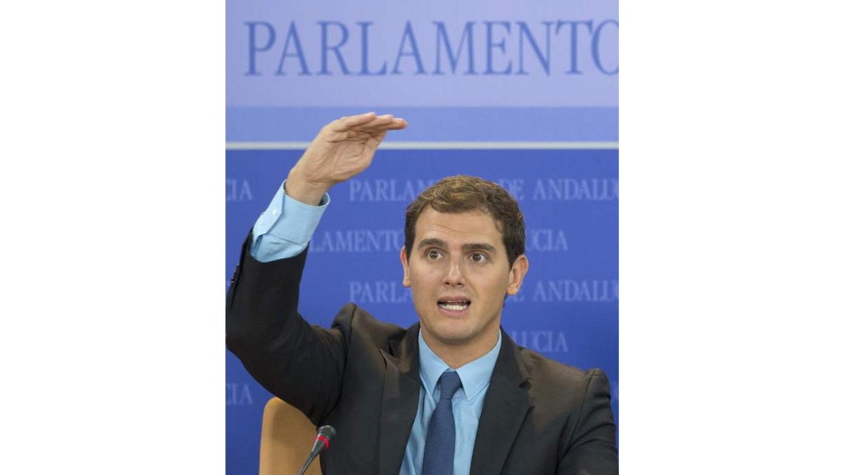 Rivera, en rueda de prensa en el Parlamento andaluz.
