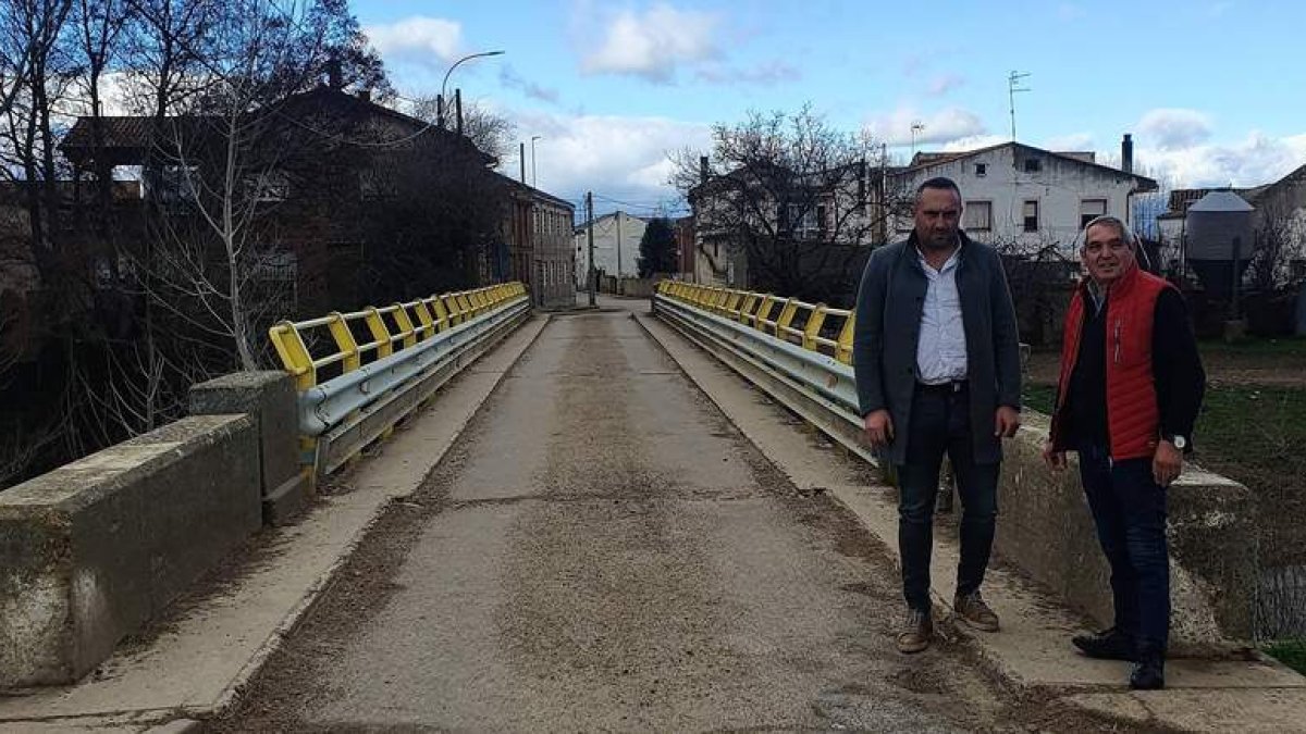 El diputado y el alcalde, en el lugar donde se va acometer la obra. DL