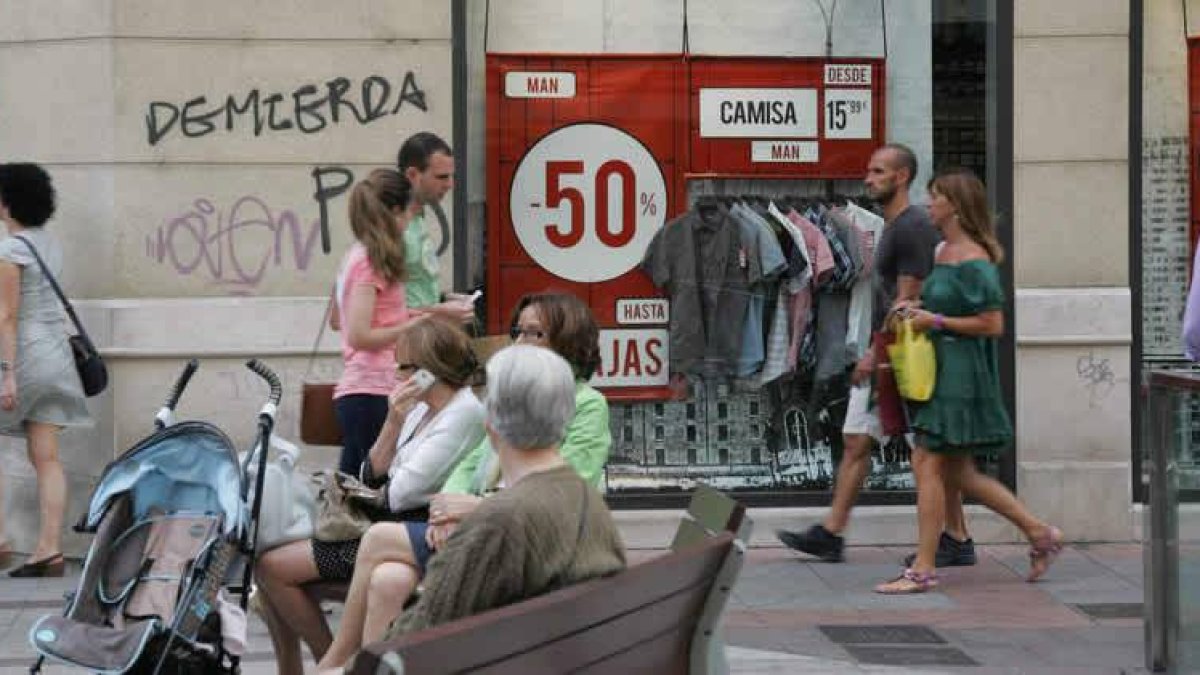 Imagen de leoneses en el primer día de la campaña de rebajas de verano en la capital.