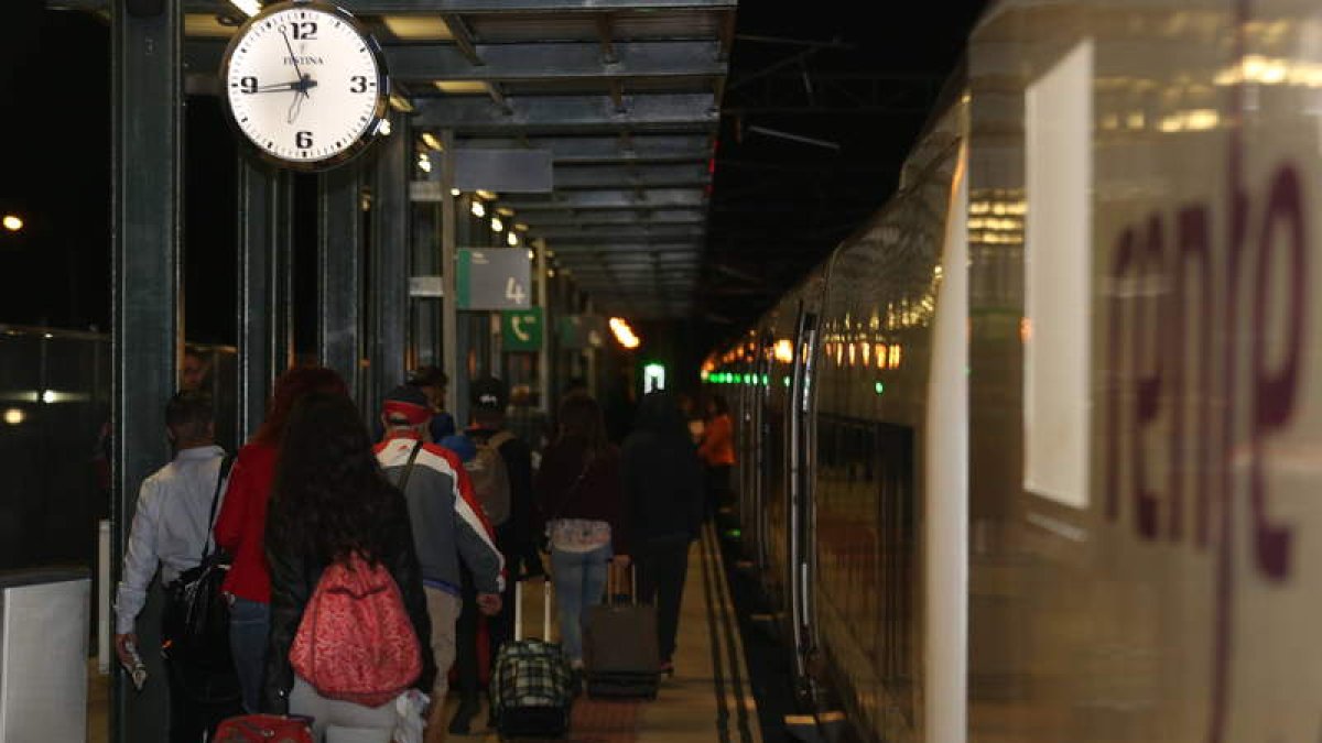 Viajeros del tren AVE que enlaza León con Madrid a las siete de la mañana.