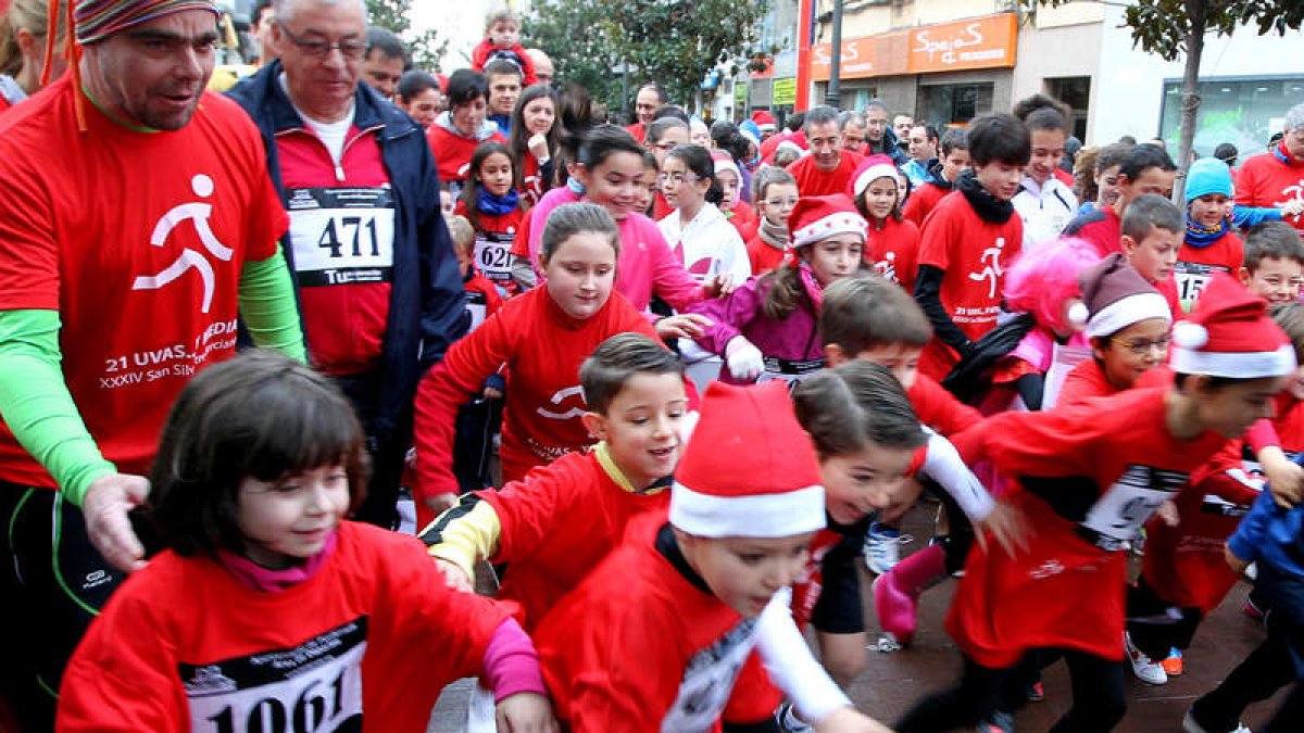 Más de 1.200 corredores tomaron la salida en la San Silvestre, entre los que destacó la participación de los más pequeños.