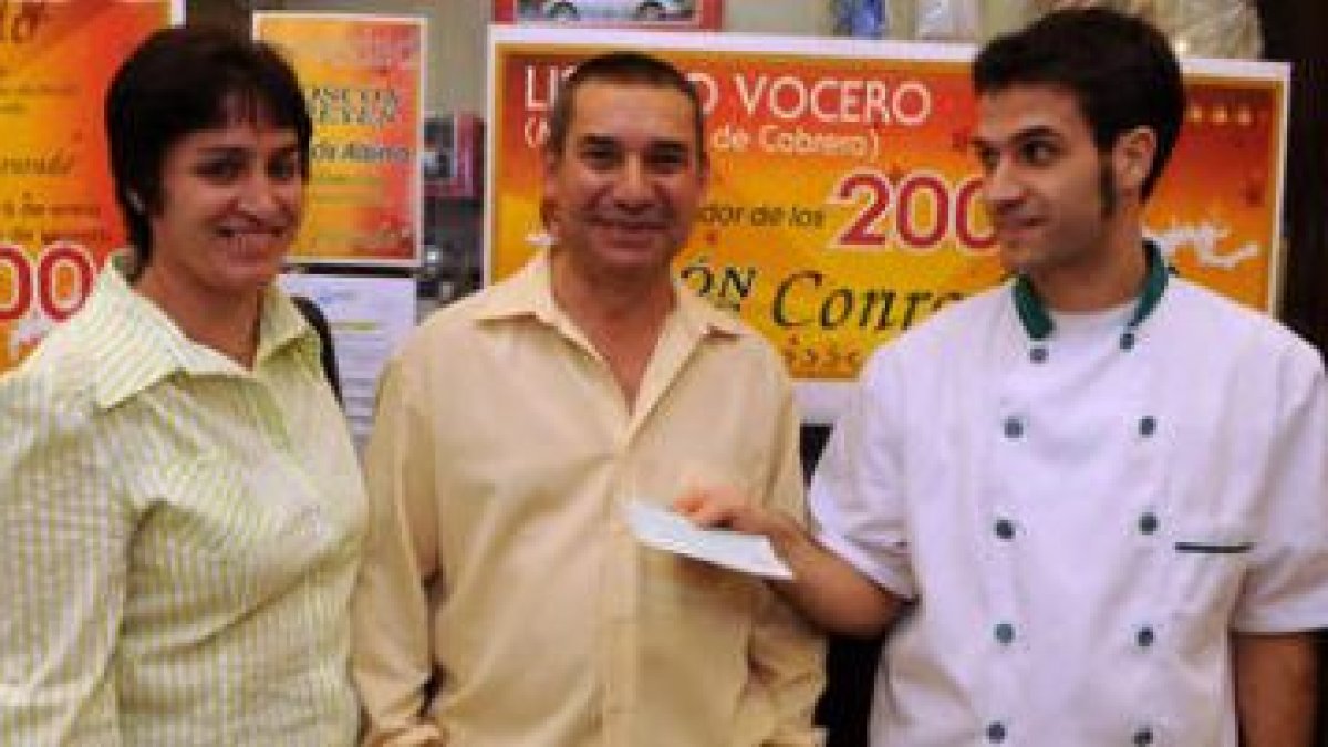 Conce Vizcaíno y Lisardo Vocero recibieron el cheque de 2.000 euros del pastelero Sergio González