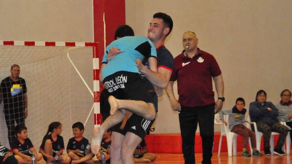 Manuel González y Ángel Suárez, durante uno de los combates disputados en Boñar. DL