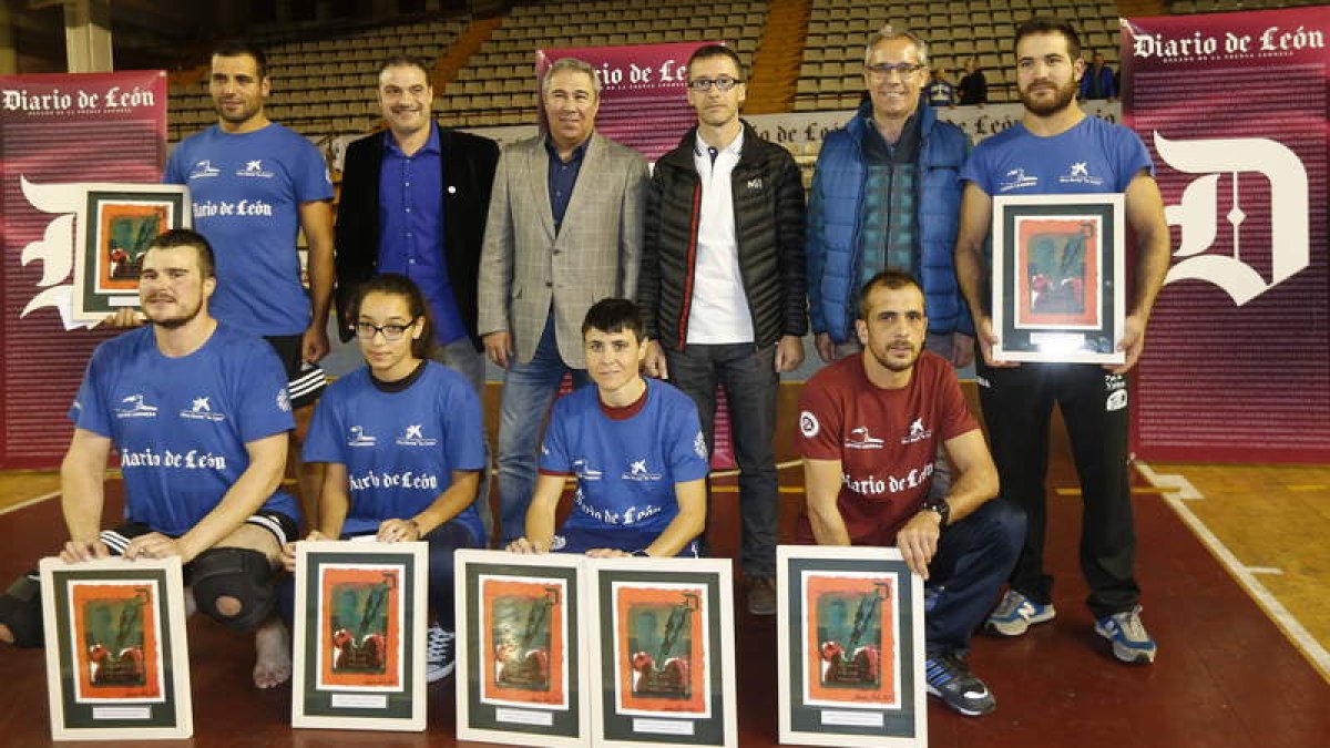 Los Campeones de 2015, junto a los responsables de la Federación, el Diario de León, La Caixa y el Ayuntamiento de León.