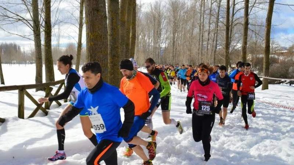 La nieve fue el principal obstáculo para los más de 200 atletas que disputaron el Cross de Boñar.