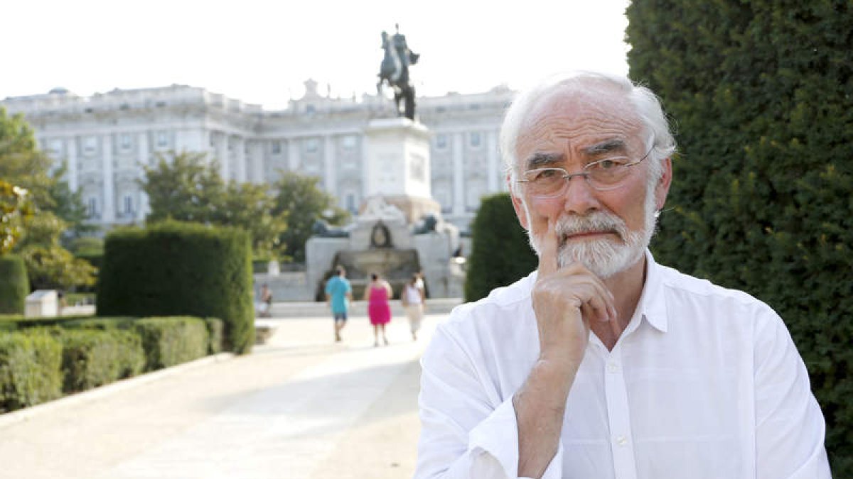 El autor, en los jardines del Palacio de Oriente y cerca de las estatuas de los reyes hispánicos