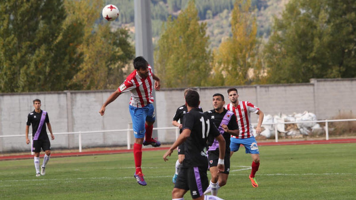 El equipo berciano mereció mucho más ante el soriano. ANA F. BARREDO