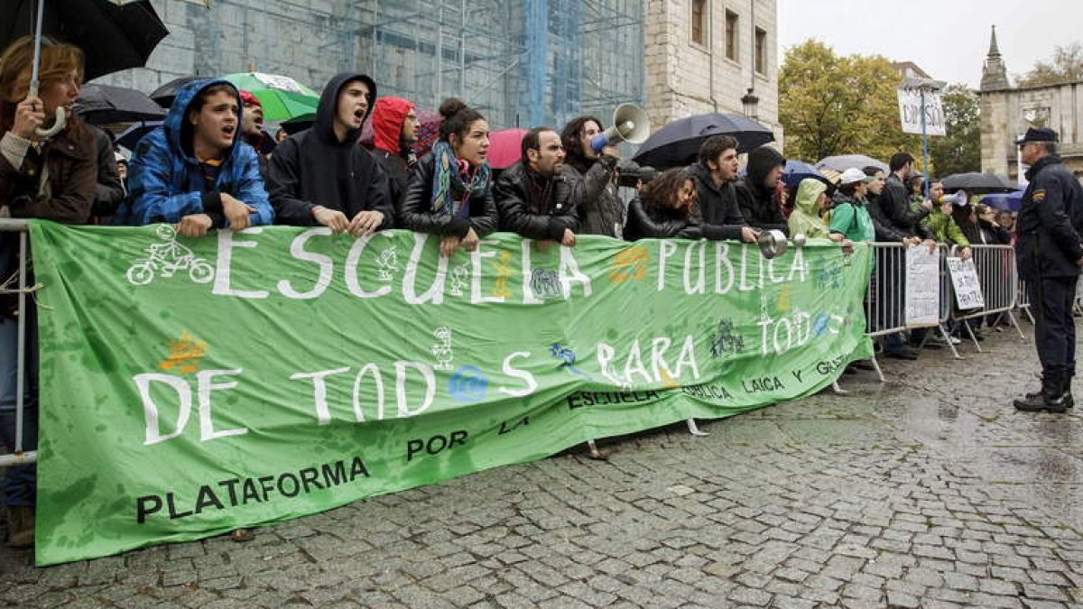 Wert en la biblioteca de Burgos y afuera, los manifestantes.