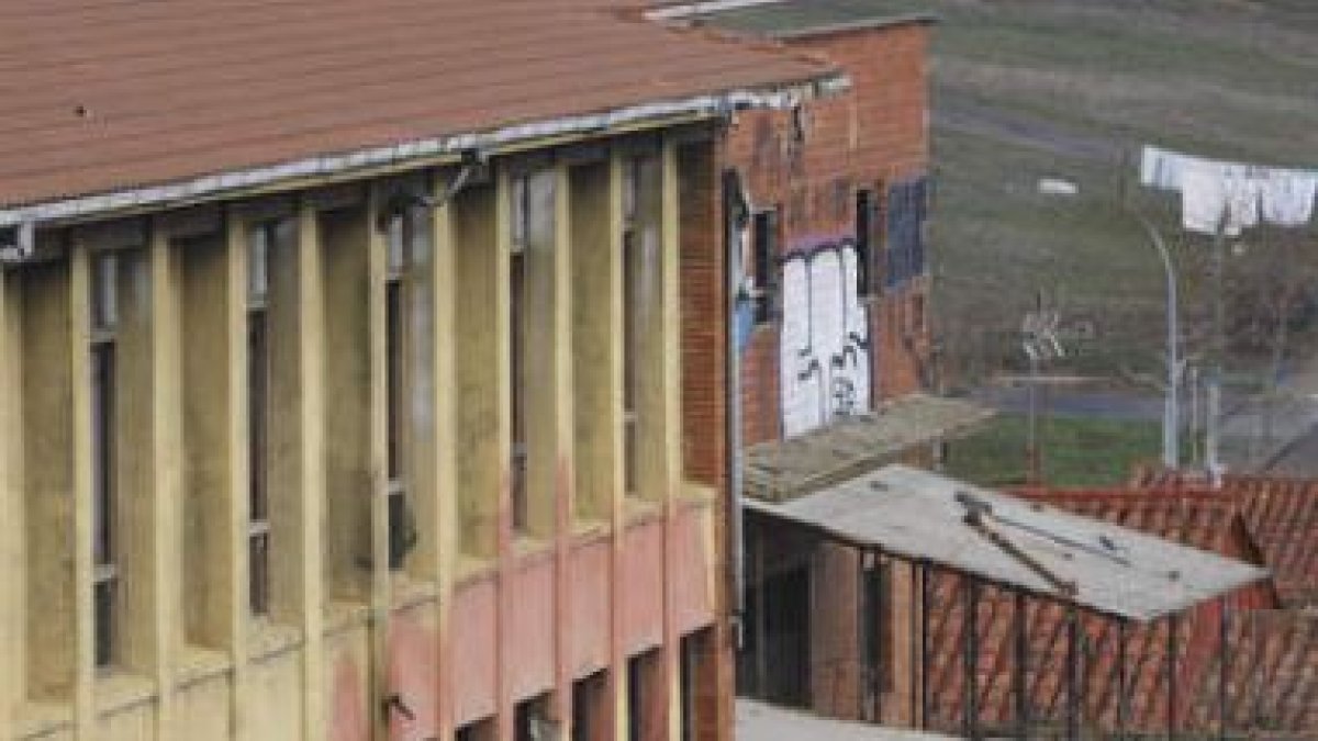 Las escuelas están abandonadas y en ruina.