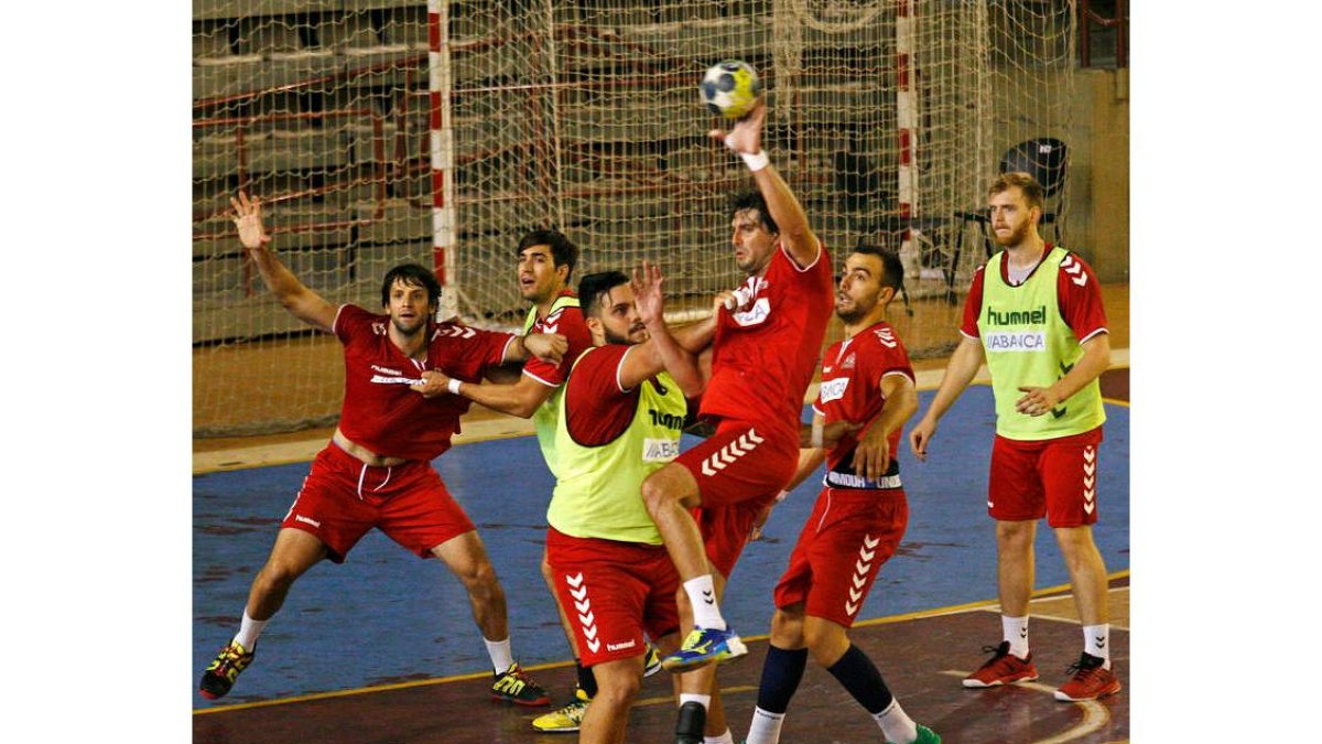 El Abanca Ademar ha entrenado pensando en un partido duro e igualado. FERNANDO OTERO PERANDONES