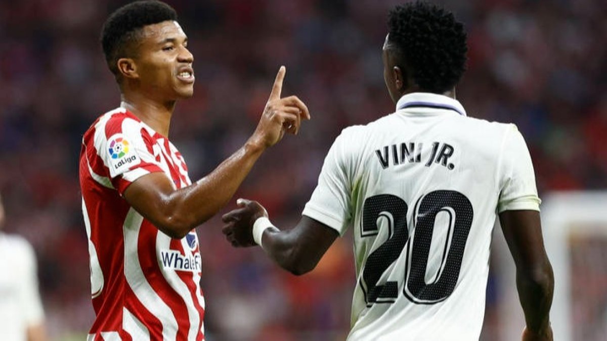 Vinicius, de blanco en el Metropolitano, donde algunos aficionados del Atlético le llamaron mono.