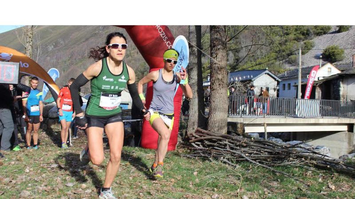 La atleta Veronica Sánchez, con la camiseta verde, se proclamó brillante campeona del Kilómetro Vertical de La Bobia en una prueba caracterizada por la dureza. J. SANTIAGO