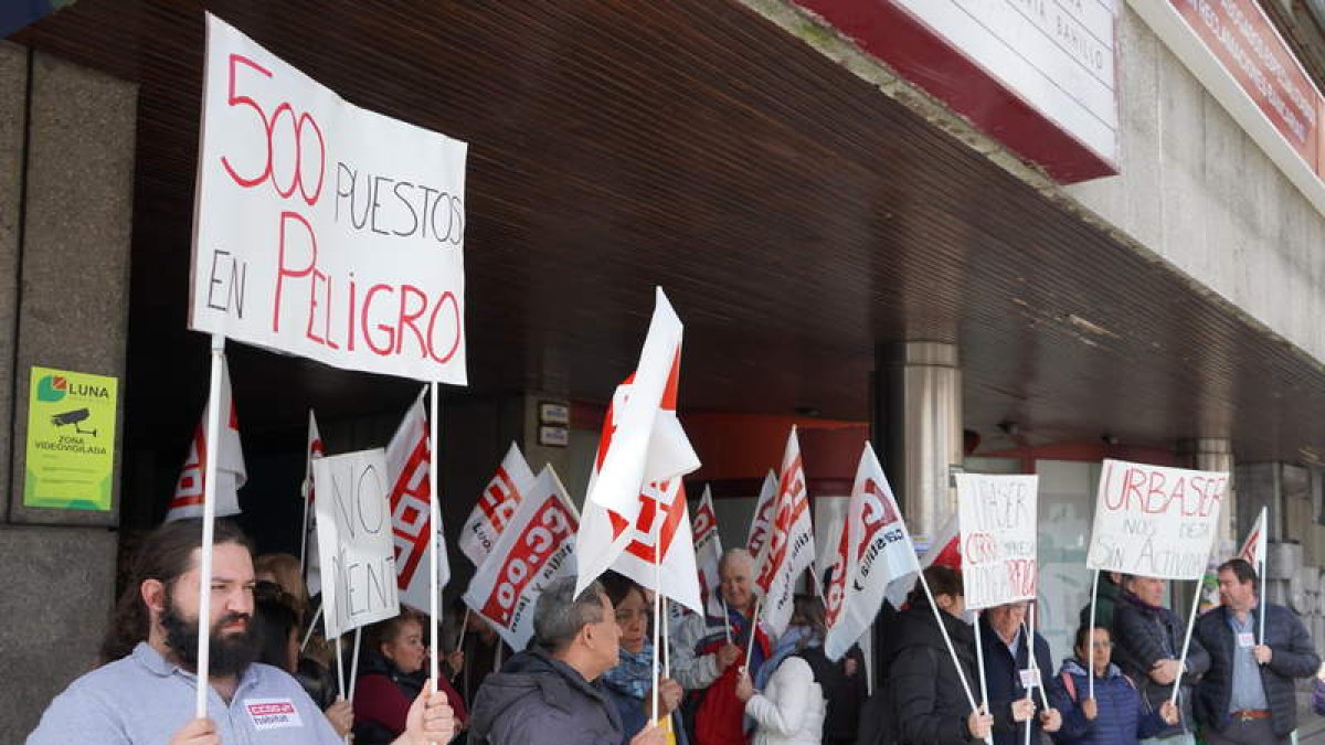 Los trabajadores se concentraron ante la sede de la empresa en Santo Domingo. J. NOTARIO