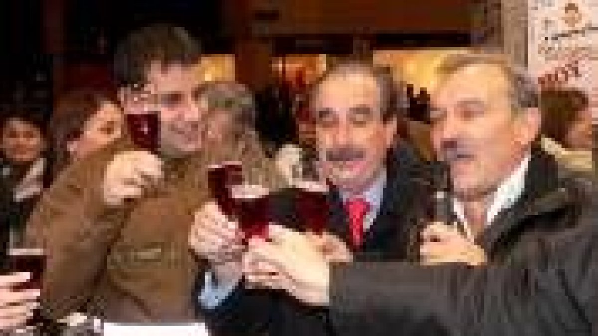 Ibán García del Blanco, Manuel Orellana y Prada a Tope brindan en los soportales del centro