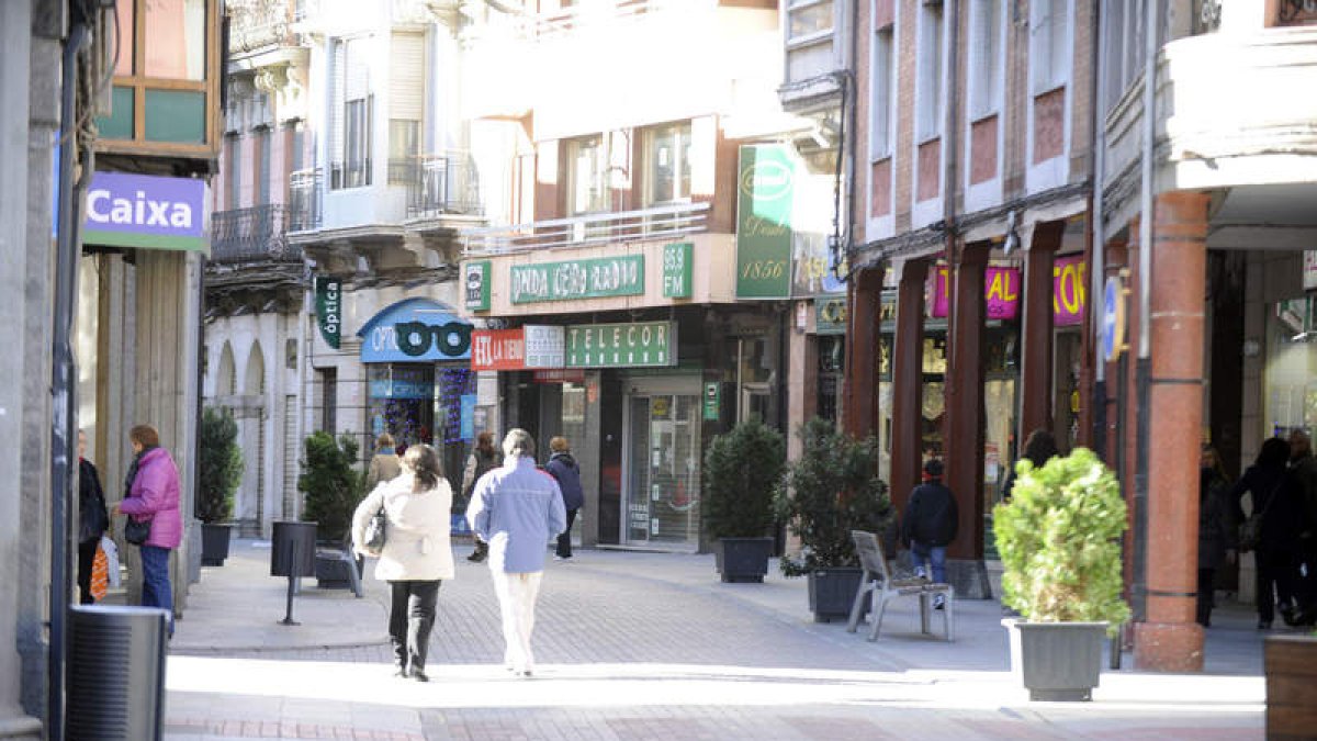 El trasiego de personas por las calles de La Bañeza fue escaso durante todo el día.