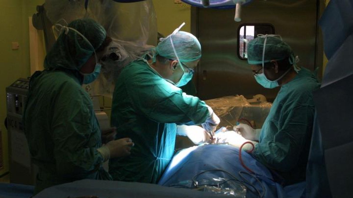 De las 37.000 operaciones anuales que se realizan en el Hospital de León se pasó a 25.000 por la pandemia. DL