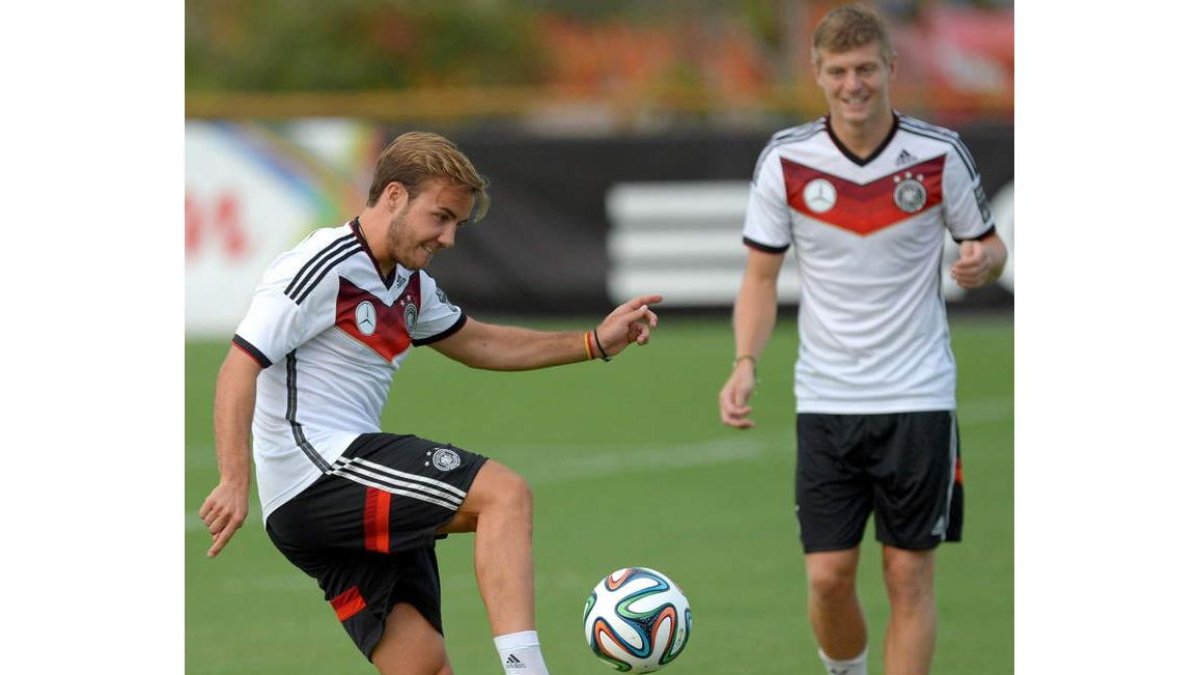 Mario Goetze y Toni Kroos, durante el entrenamiento de la selección alemana.