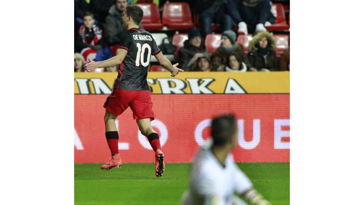 De Marcos celebra el gol de la sentencia. ALBERTO MORANTE