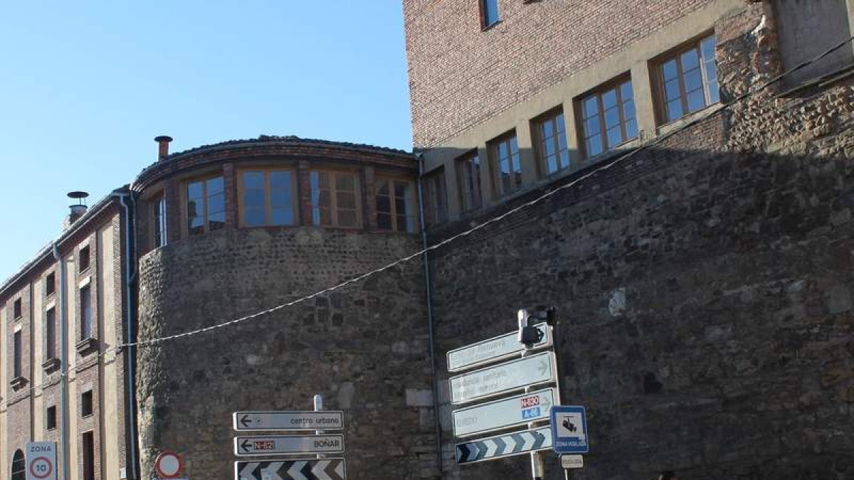 La concejala Ana Franco, en la muralla. DL