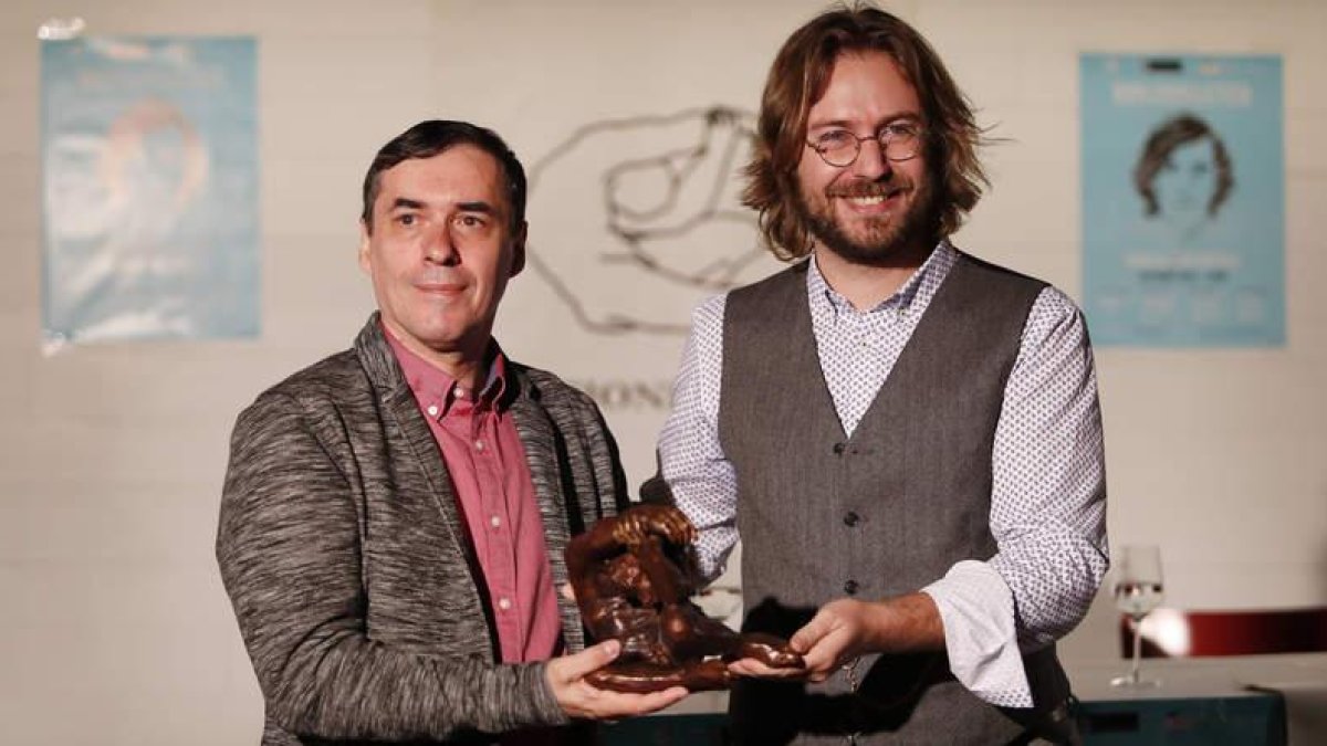 Mircea Cartarescu, recibiendo ayer en el Musac de León el Premio Leteo de manos de Rafael Saravia.