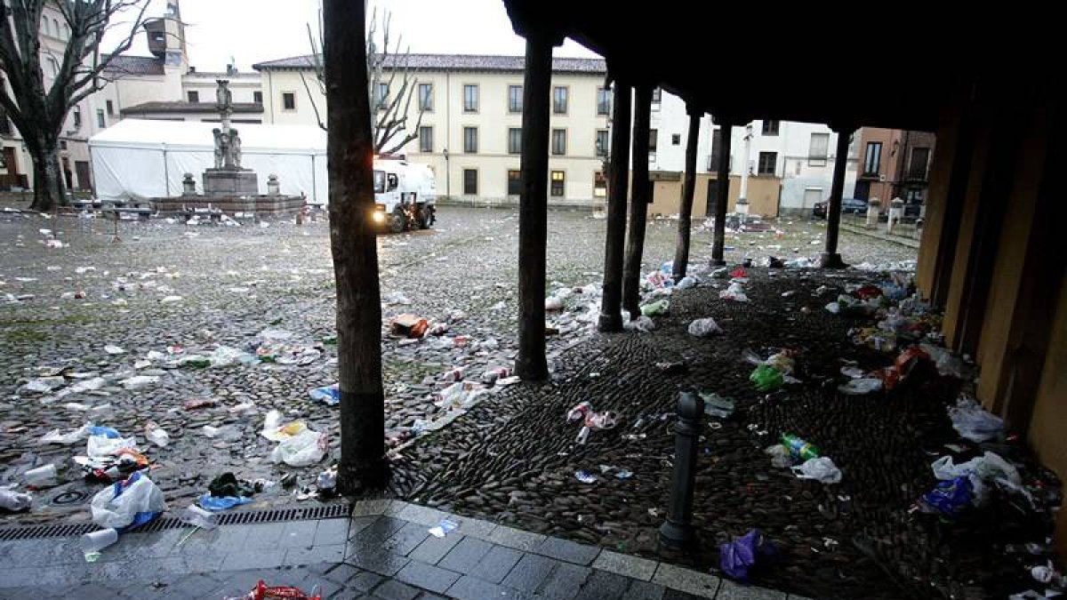 Restos del 'Entierro de Genarín' en la Plaza del Grano.