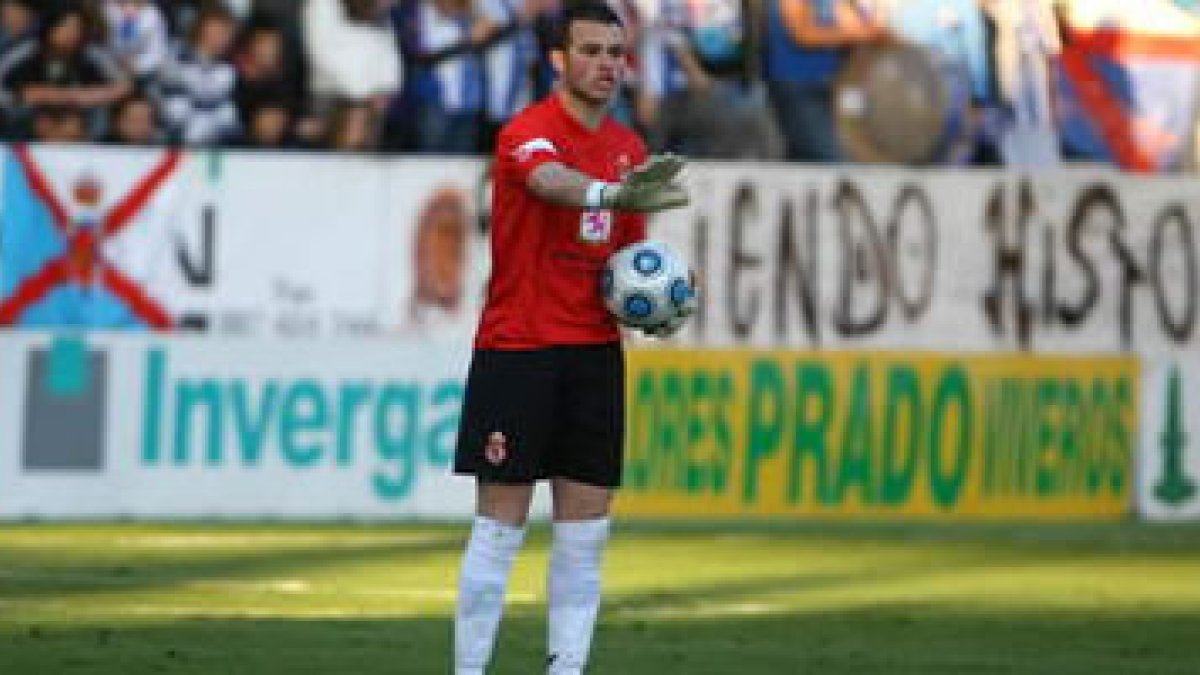 El portero de la Cultural, Diego Calzado durante el partido de la primera vuelta en el Toralín.