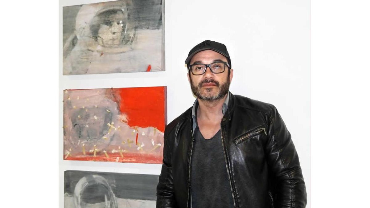 El artista Fernando V. Mourelo con una de sus obras. CUEVAS