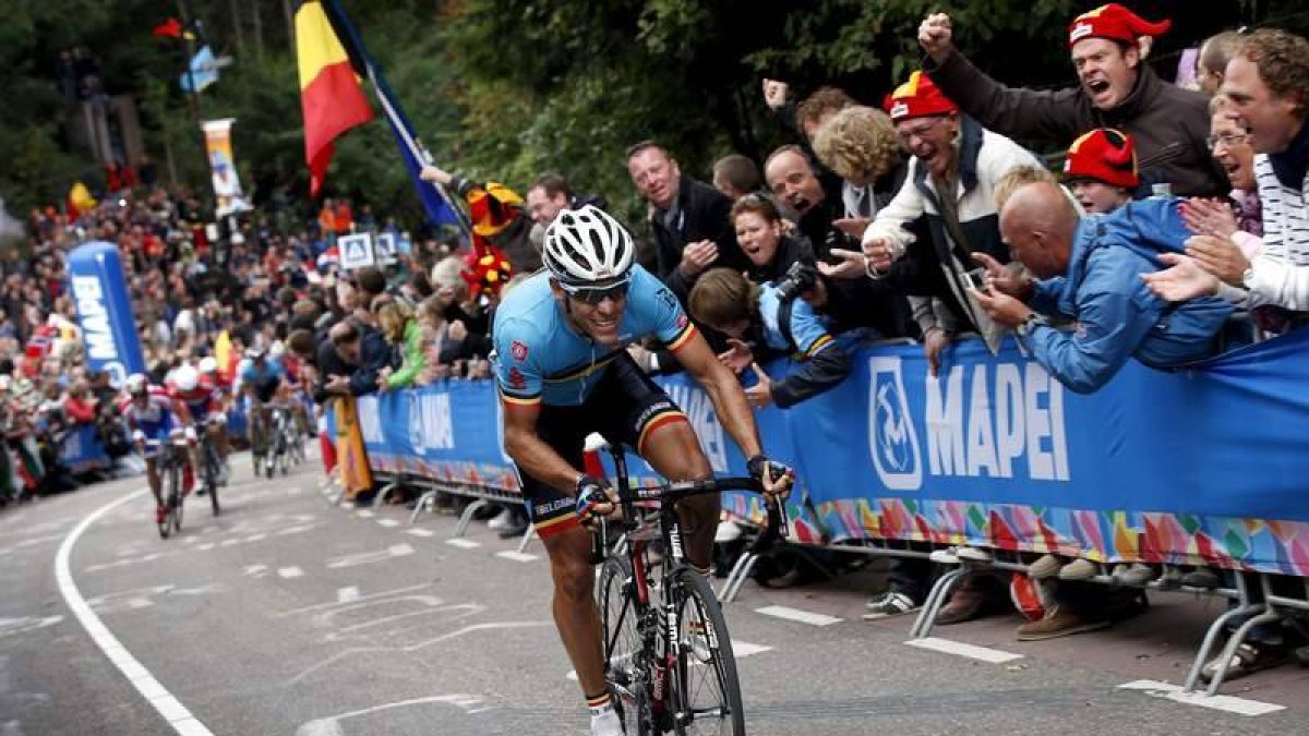 La imagen recoge la prueba élite masculina de los Campeonatos del Mundo de Ciclismo en ruta disputados en Valkenburg.