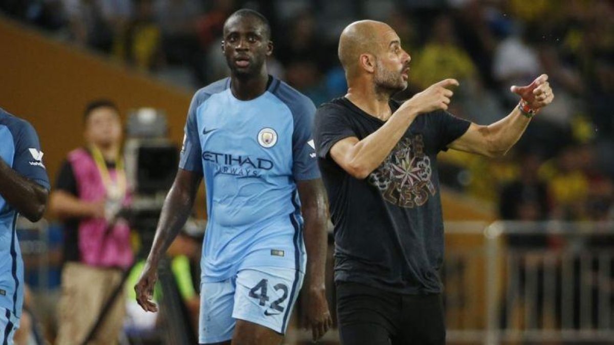 Touré Yaya y Guardiola, en un amistoso que jugó el City ante el Dortmund en China esta pretemporada.