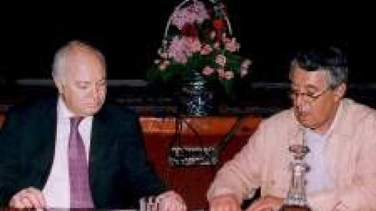 Moratinos conversa con su homólogo marroquí, Mohamed Benaissa