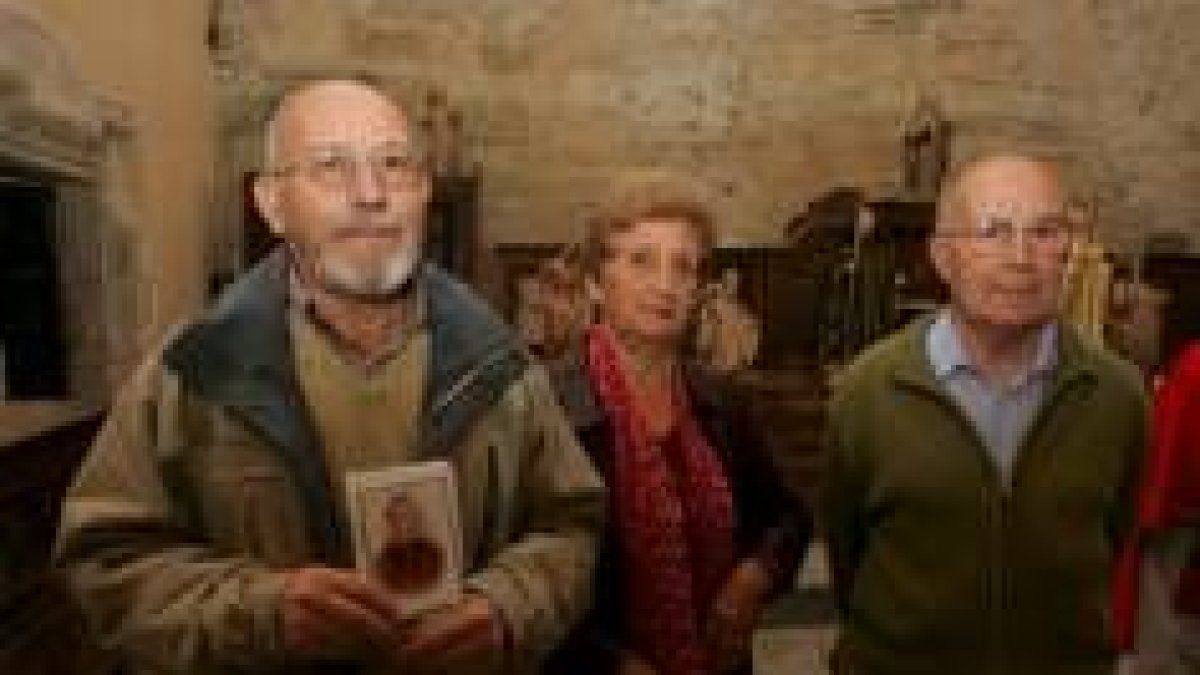 Sobrinos nietos del beato berciano, con su foto, ayer en el monasterio