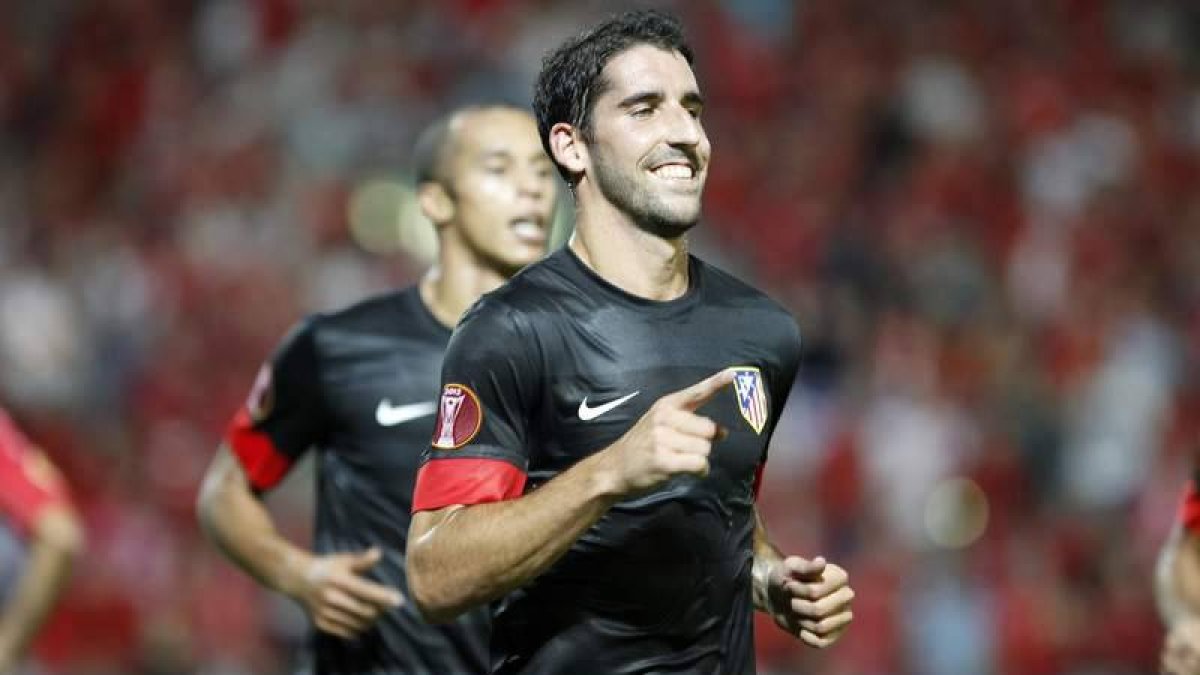 Raúl García celebra sonriente el gol que cerraba la contundente victoria del Atlético.
