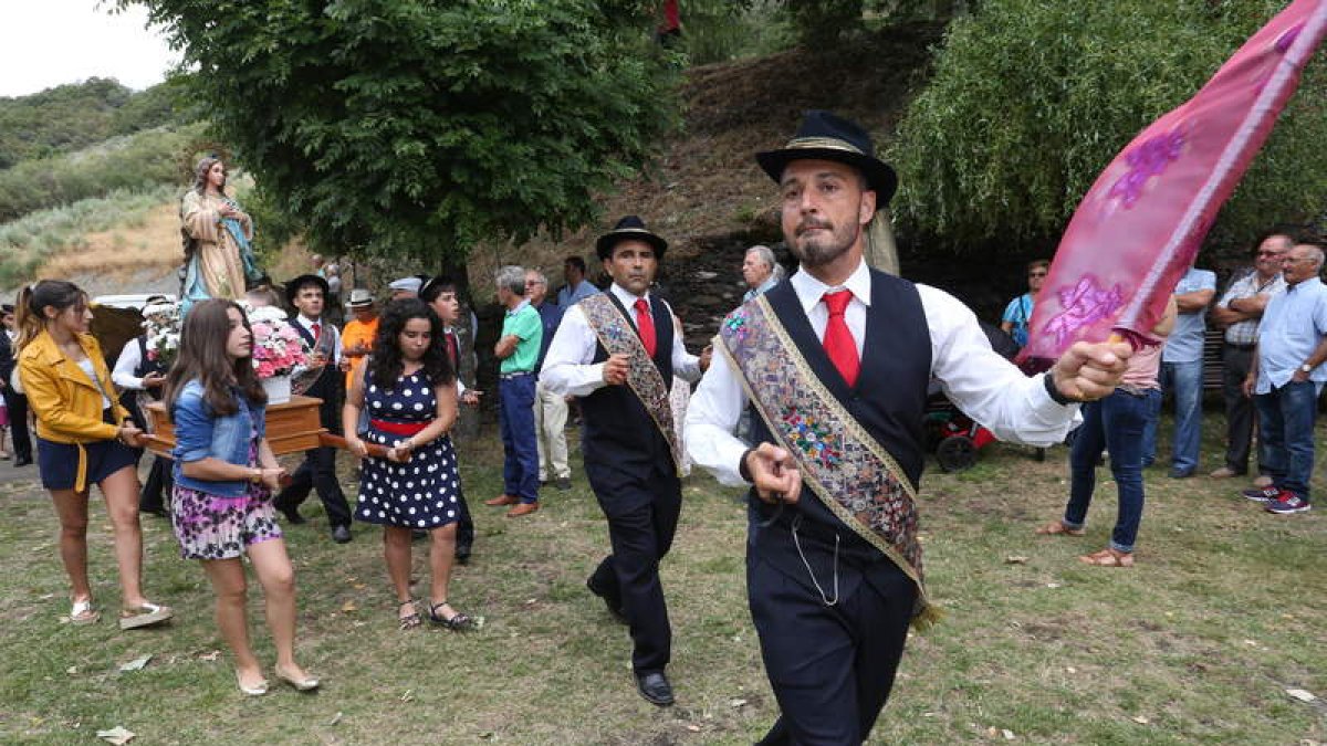 Los danzantes de Peranzanes llegaron al santuario con un grupo de niñas llevando la imagen de la Virgen. L. DE LA MATA